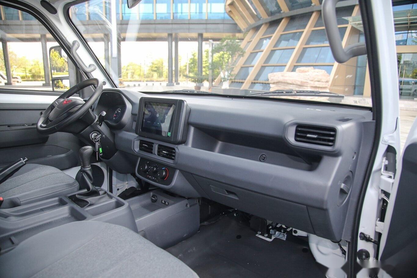 售价628万元起2款配置车型五菱龙卡正式上市