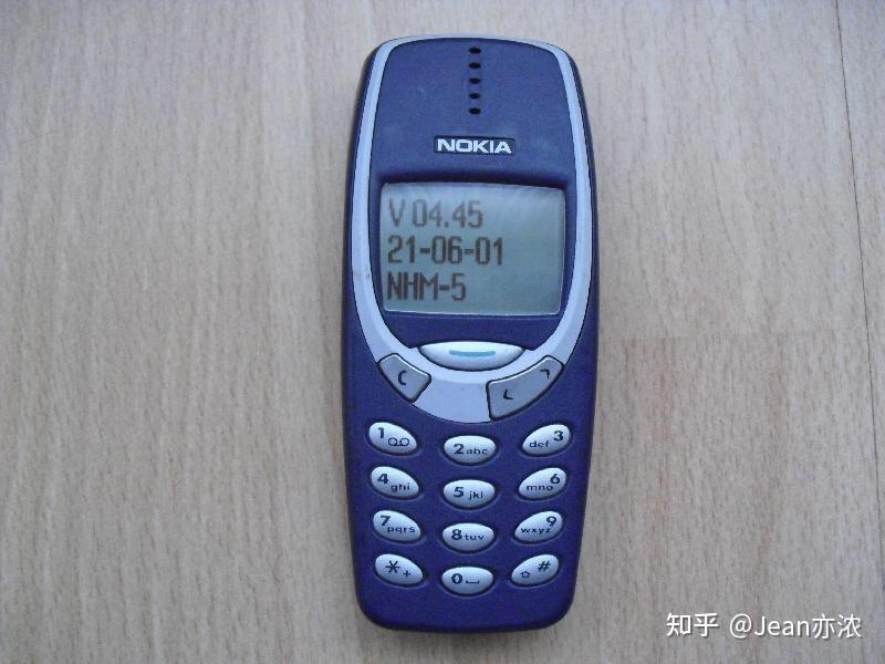 因为我俩用的都是同一款手机,诺基亚的3310,蓝色的直面板机身,且用的