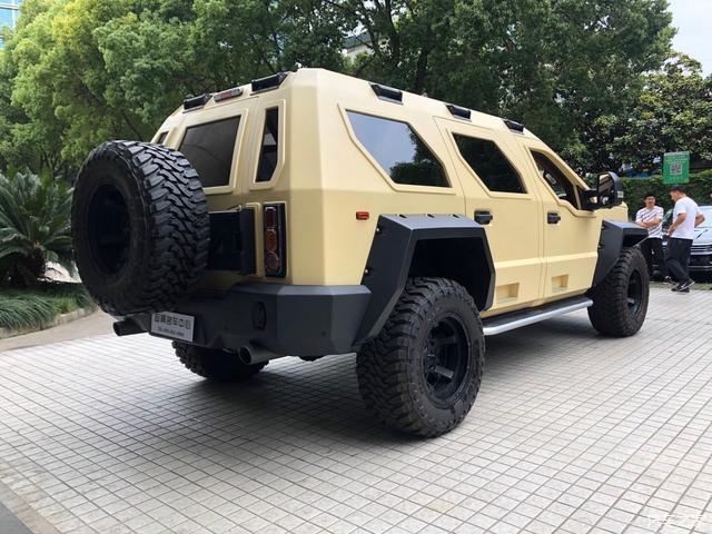 不过在ussv的改装下,乔治巴顿战车的车尾也没有什么设计感可言.