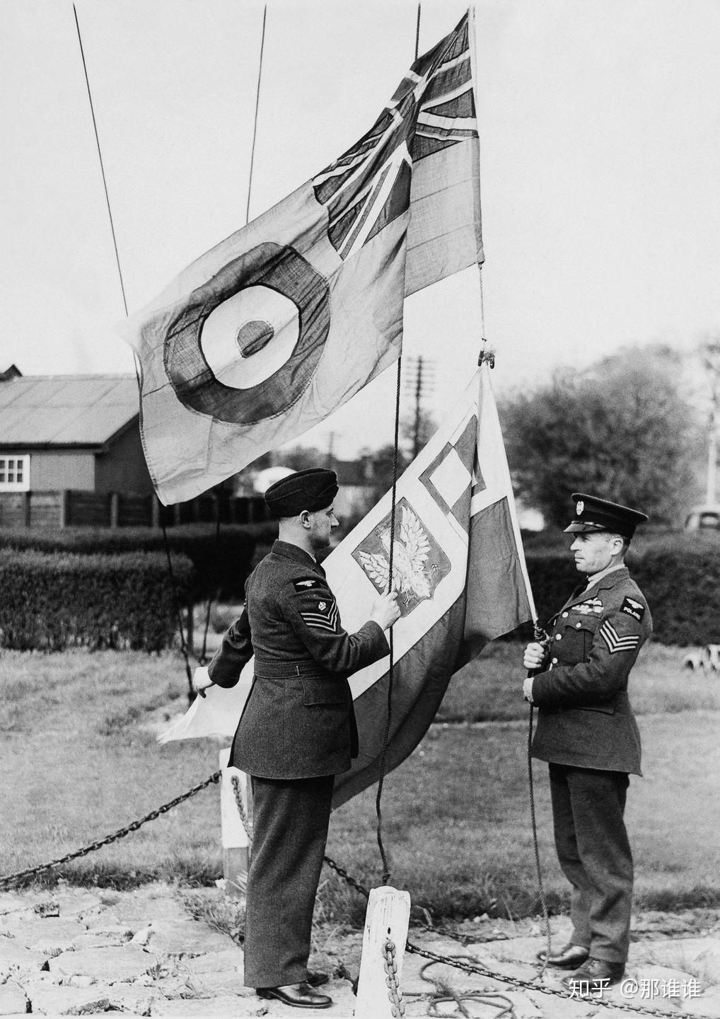 皇家空军和波兰空军的军旗在一座英国空军基地一道升起,摄于1940年