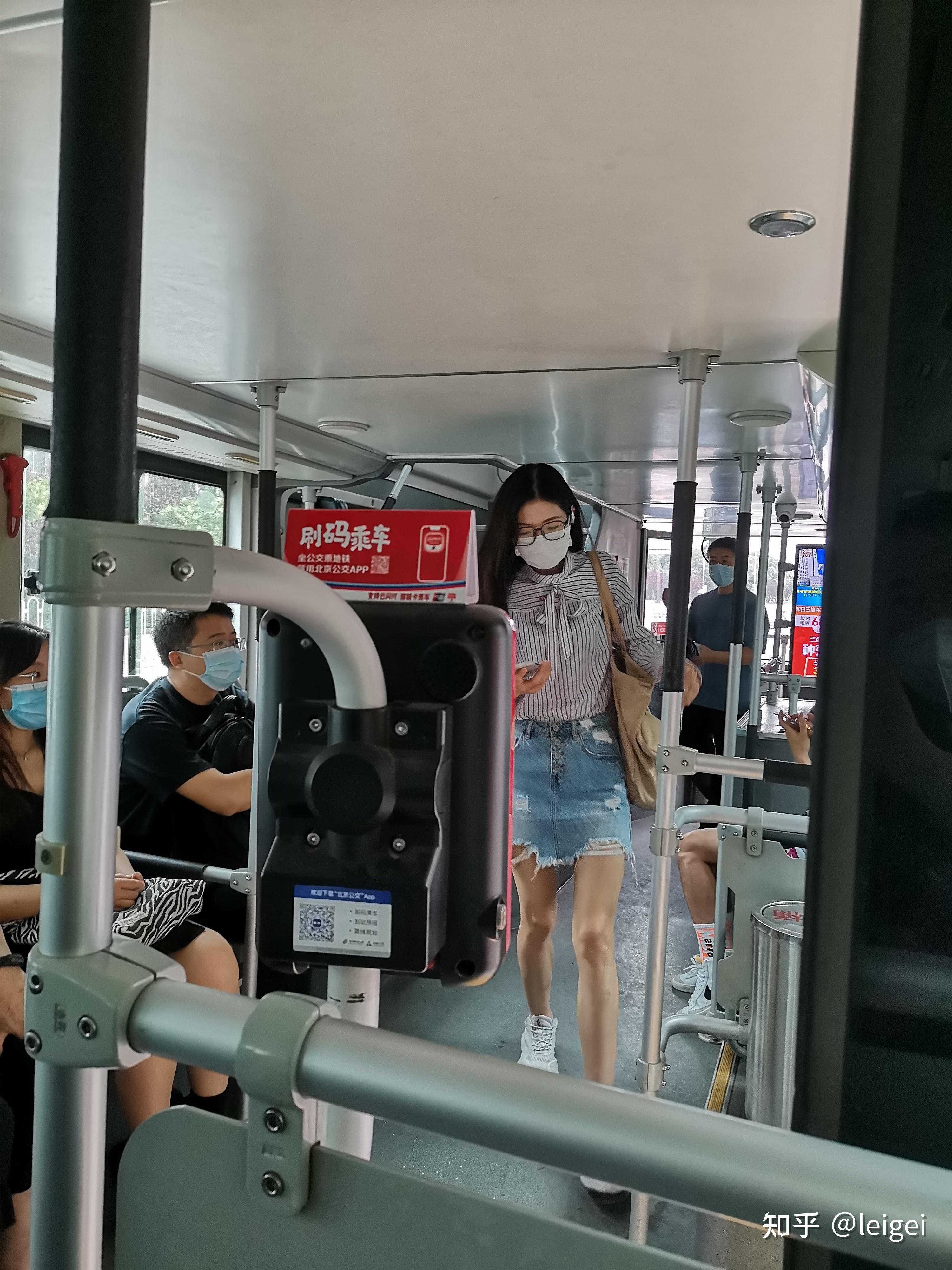 北京的公共汽车上下车各需刷一次卡