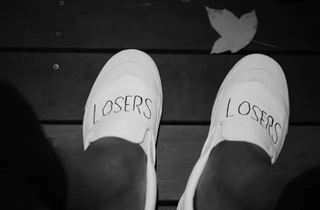 losers有着浓厚的嘲讽意涵,说到底就是态度,失败者也是骄傲,更有趣味.