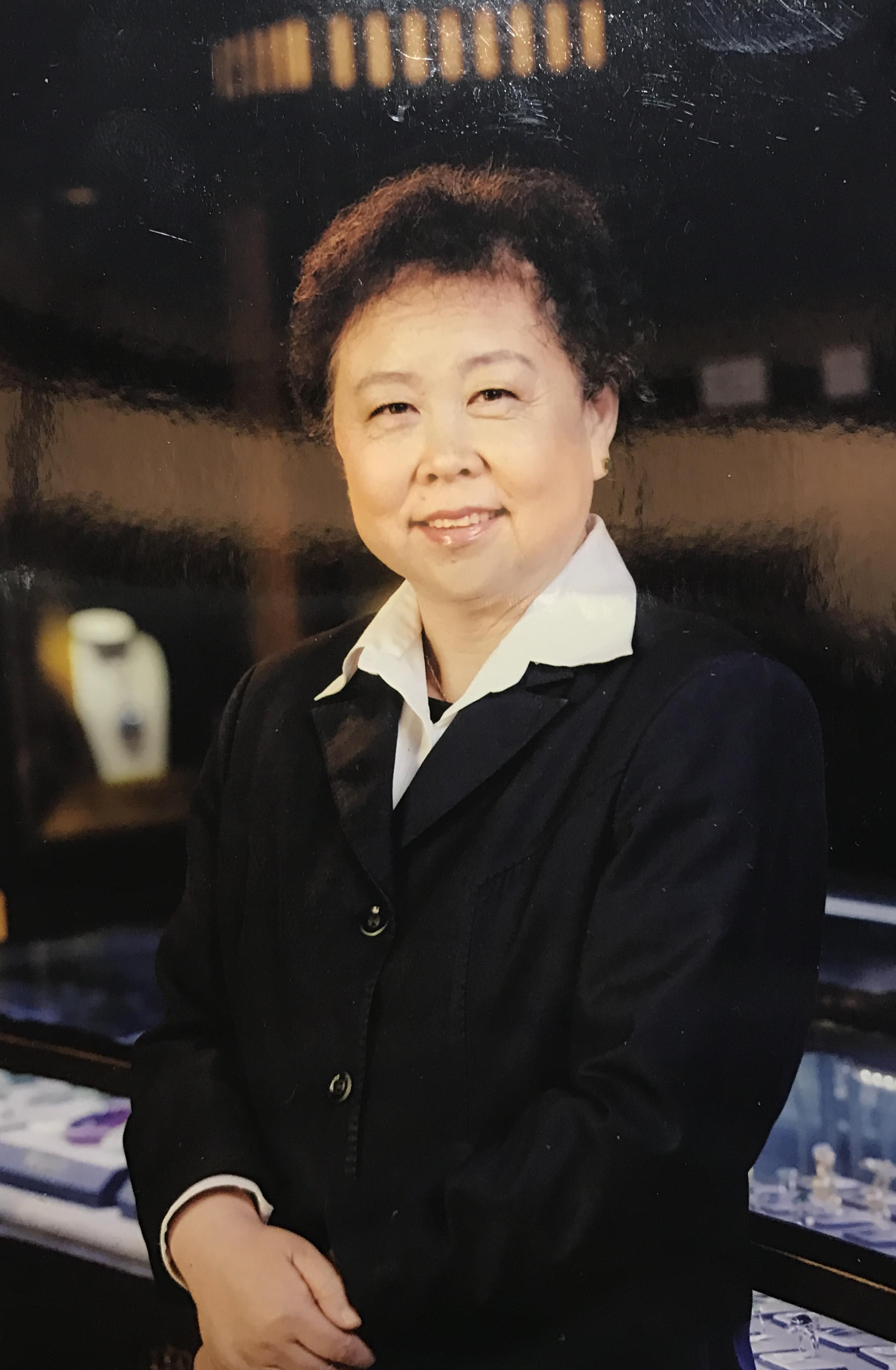 发光的石头以及发光的人生记宝瑞通首席鉴定专家朱惠玲