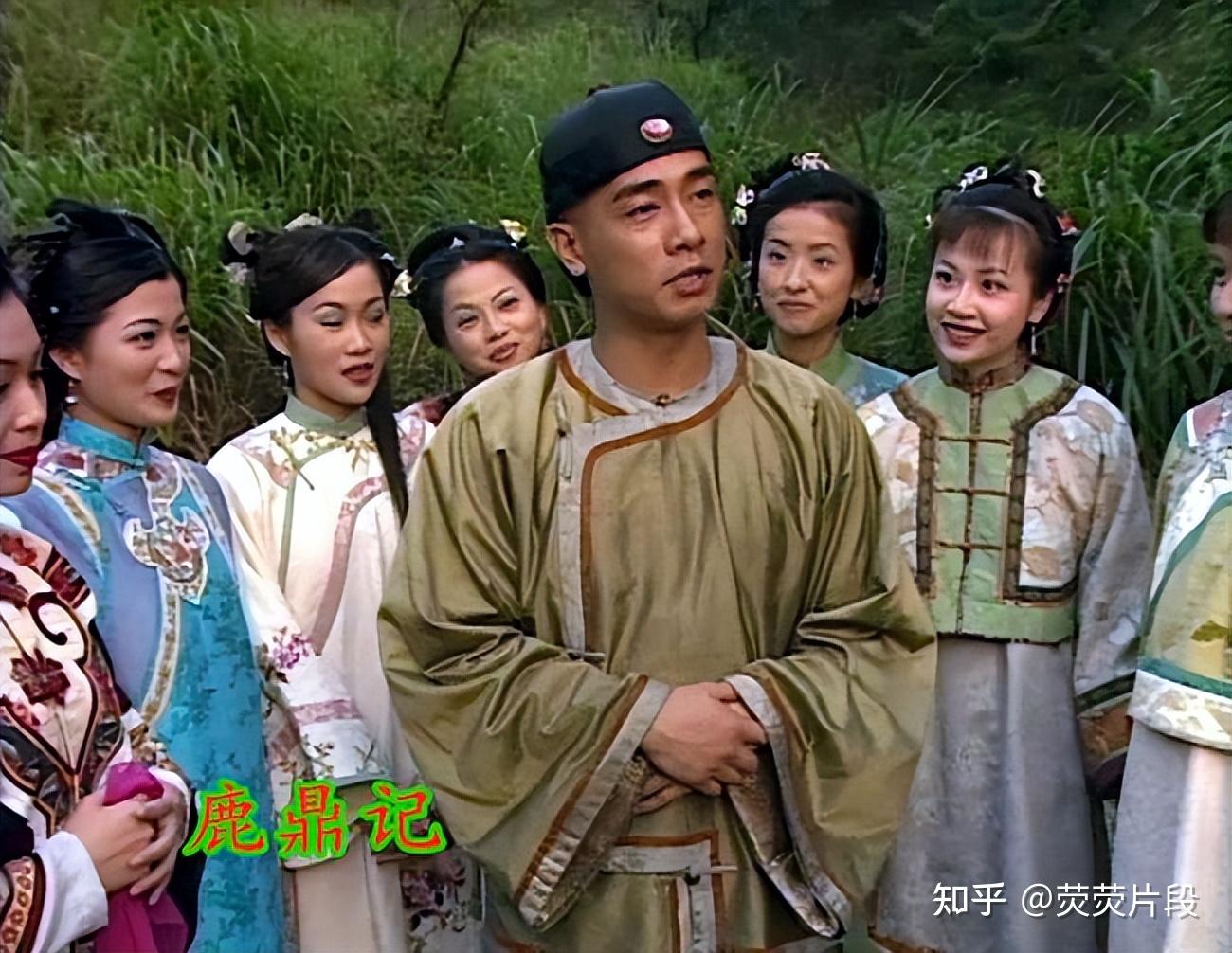 近日,"沐剑屏"邝文珣晒出一张泛黄的她和梁小冰的陈年古装照.