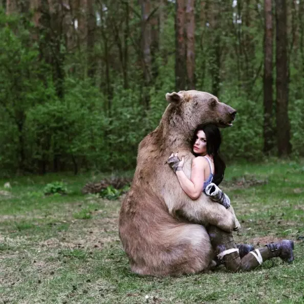 她和真熊搏斗为了还原游戏场景俄罗斯cosplay女王完美还原劳拉