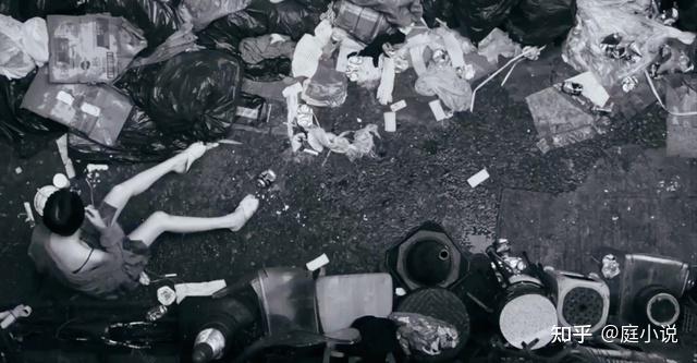 演员几乎全程走在垃圾堆里,睡在垃圾堆里,打在垃圾堆里,苍蝇满天飞