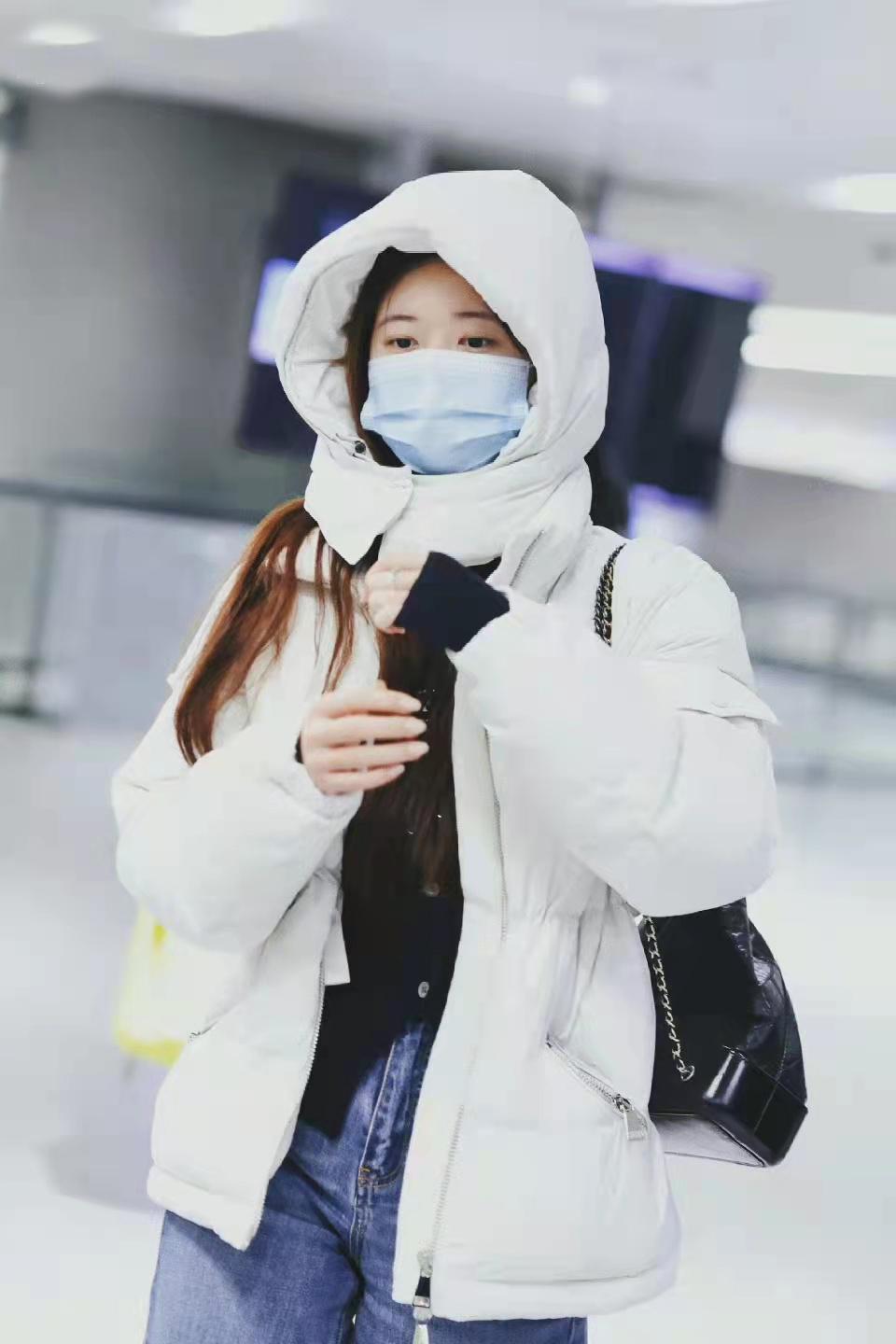 赵露思穿白色羽绒服配牛仔阔腿喇叭裤舒适保暖又随性