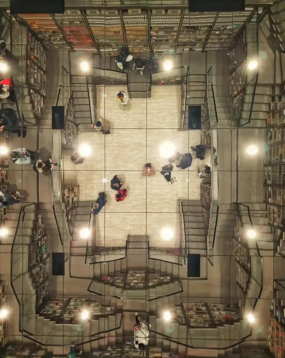 重庆魔幻网红书店因太火限流说你去书店是不是为了拍照