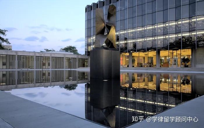 也有学生认为芝大法学院的决定显得缺乏同情心,一位学生在给above the