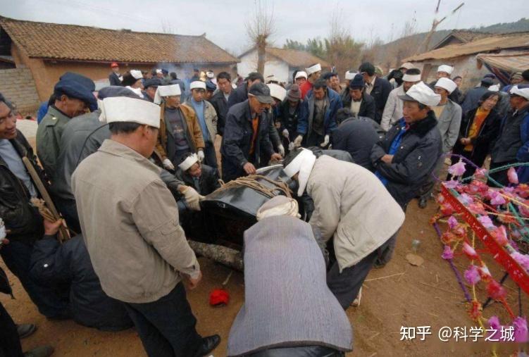 职业哭丧人:一年哭70场磕头上万次,年入10万,有人嘲讽虚情假意 - 知乎