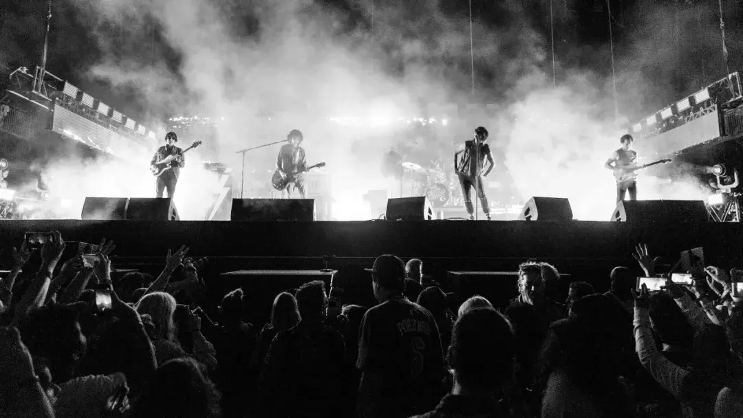 很多听众都能看到后朋乐队television的影子.