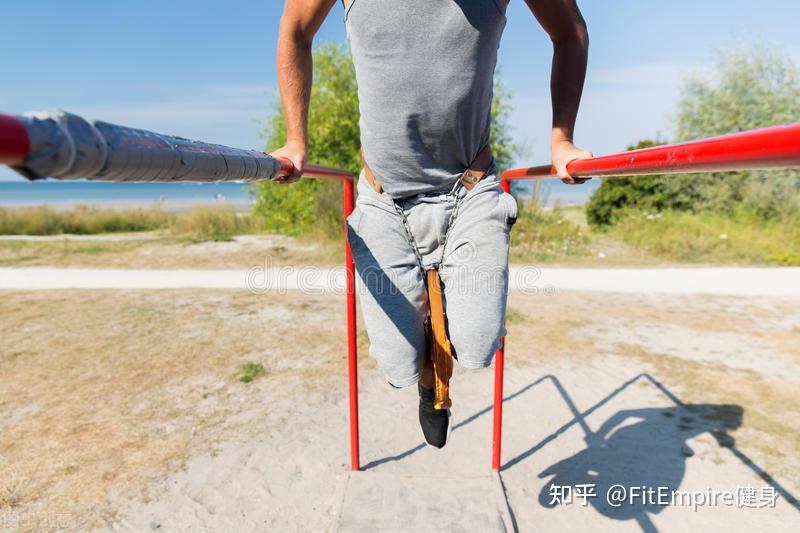 布兰奇沃伦:铁链双杠屈臂撑