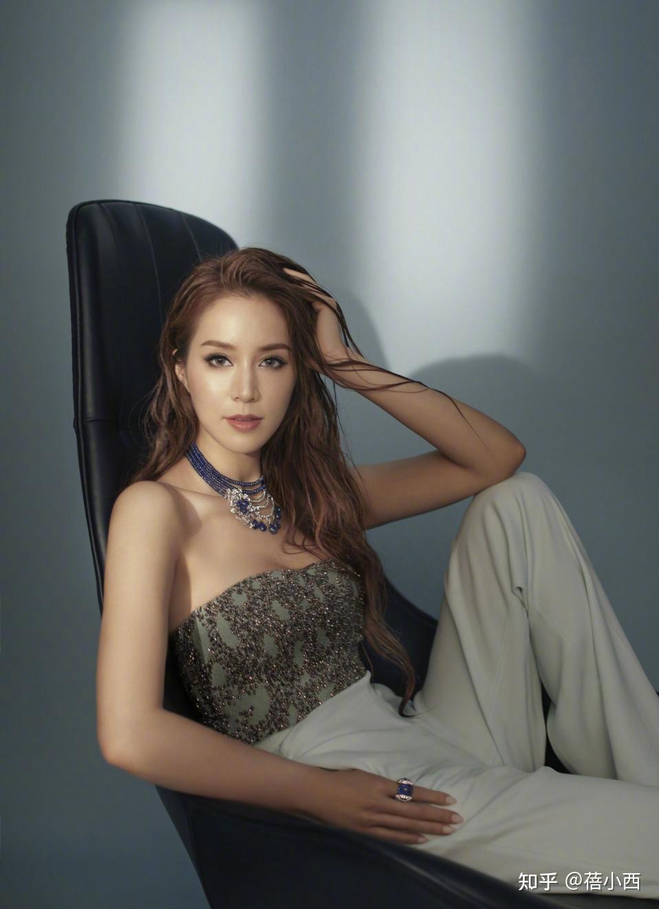 徐子淇不愧是豪门阔太穿露肩礼服配裤子上性感下正经