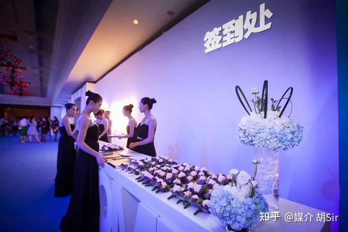 工作人员在签到环节对媒体记者的接待是非常重要的,这是在活动现场