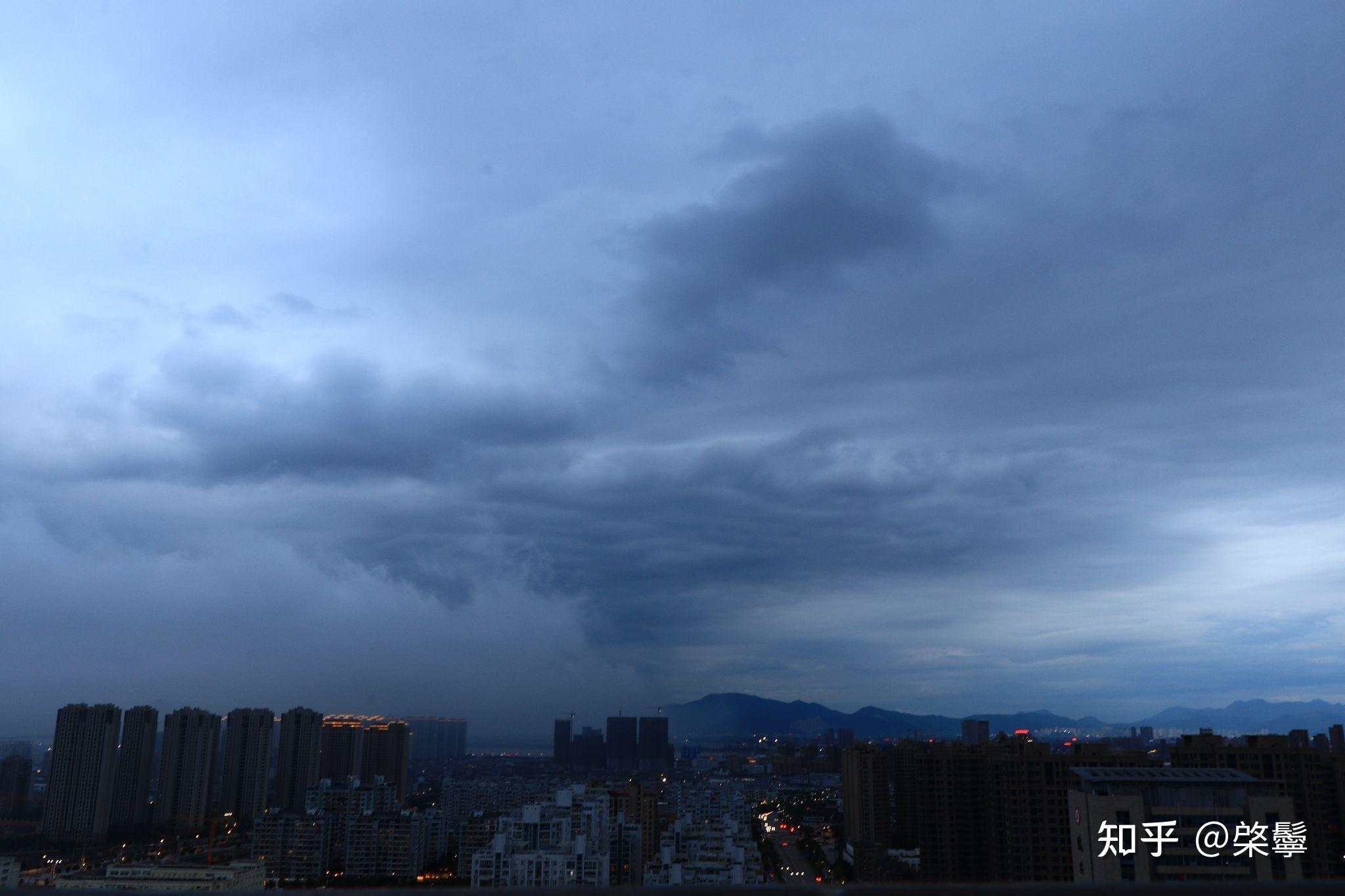喜欢拍要下雨时候的云,乌云,有没有一样的呀?