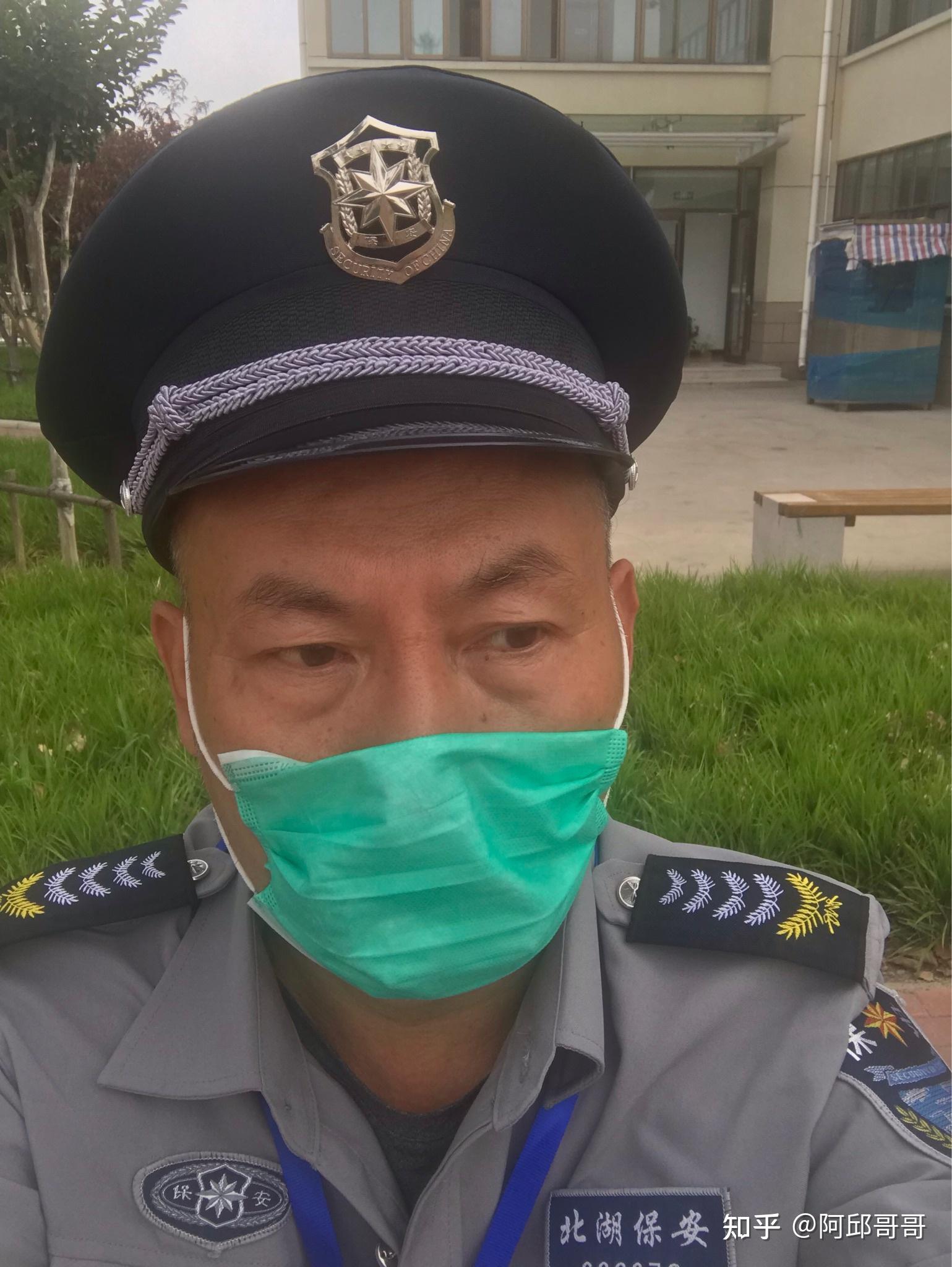 夏天执勤的保安师傅