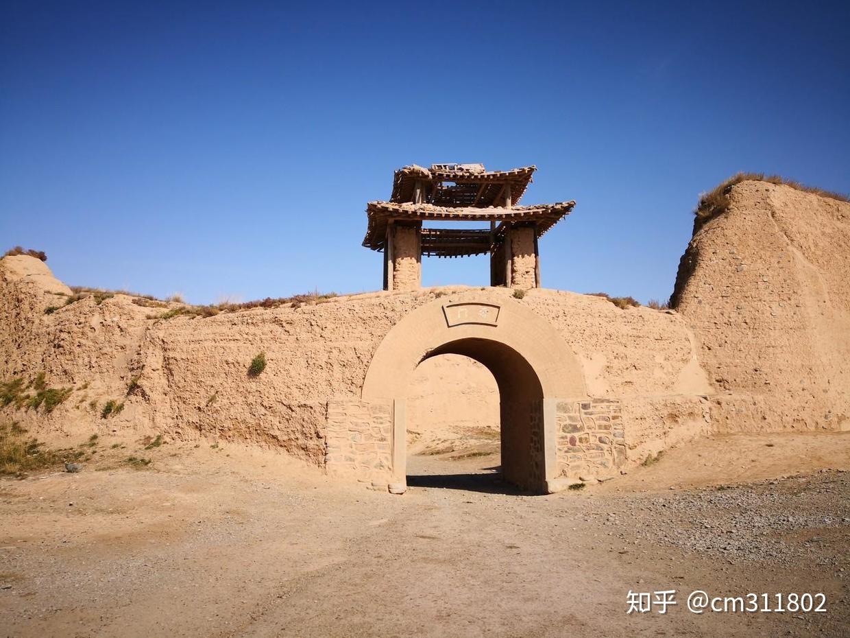 甘肃这座400多年历史军事要塞古城，如今在黄沙之中若隐若现