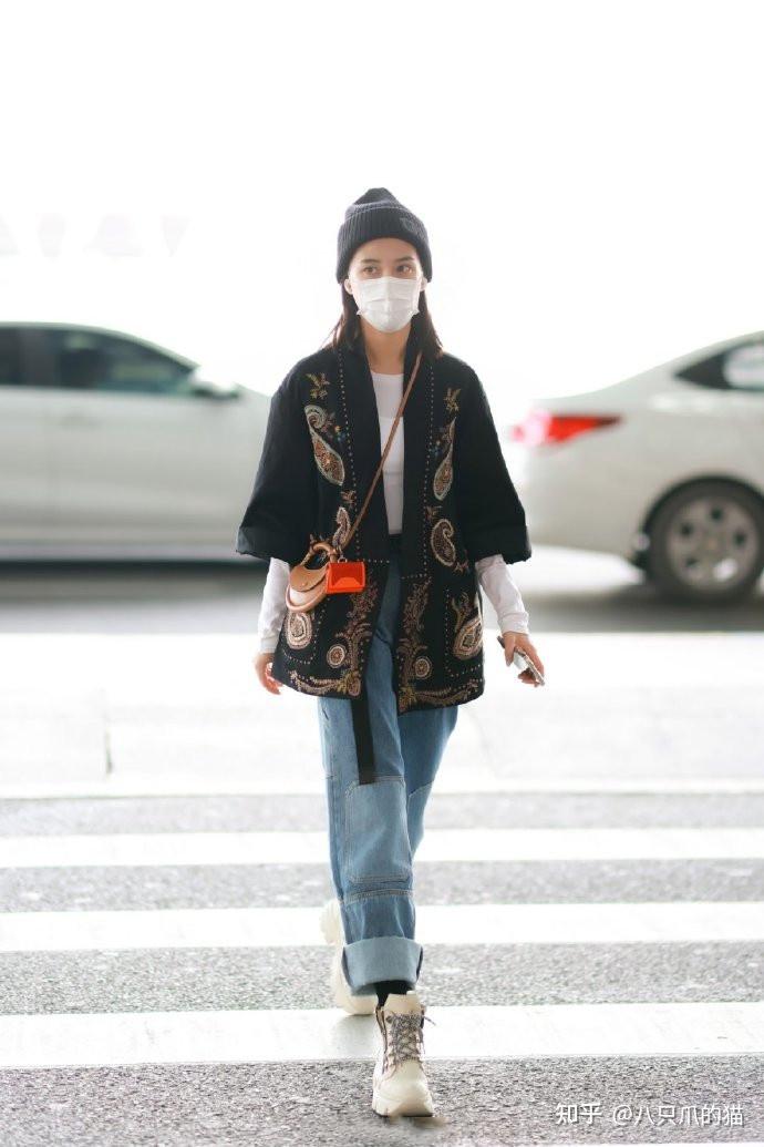 何超莲走机场穿牛仔裤时髦亮眼窦骁真有福气