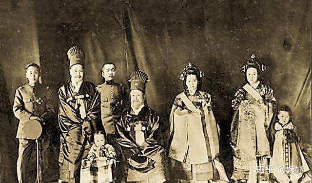 后来,日本人总算开恩准许德惠回国参加她母亲的葬仪.