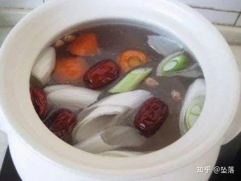 在药王孙思邈的《千金方》中曾提到大枣葱白汤能够治疗心烦失眠,宁心