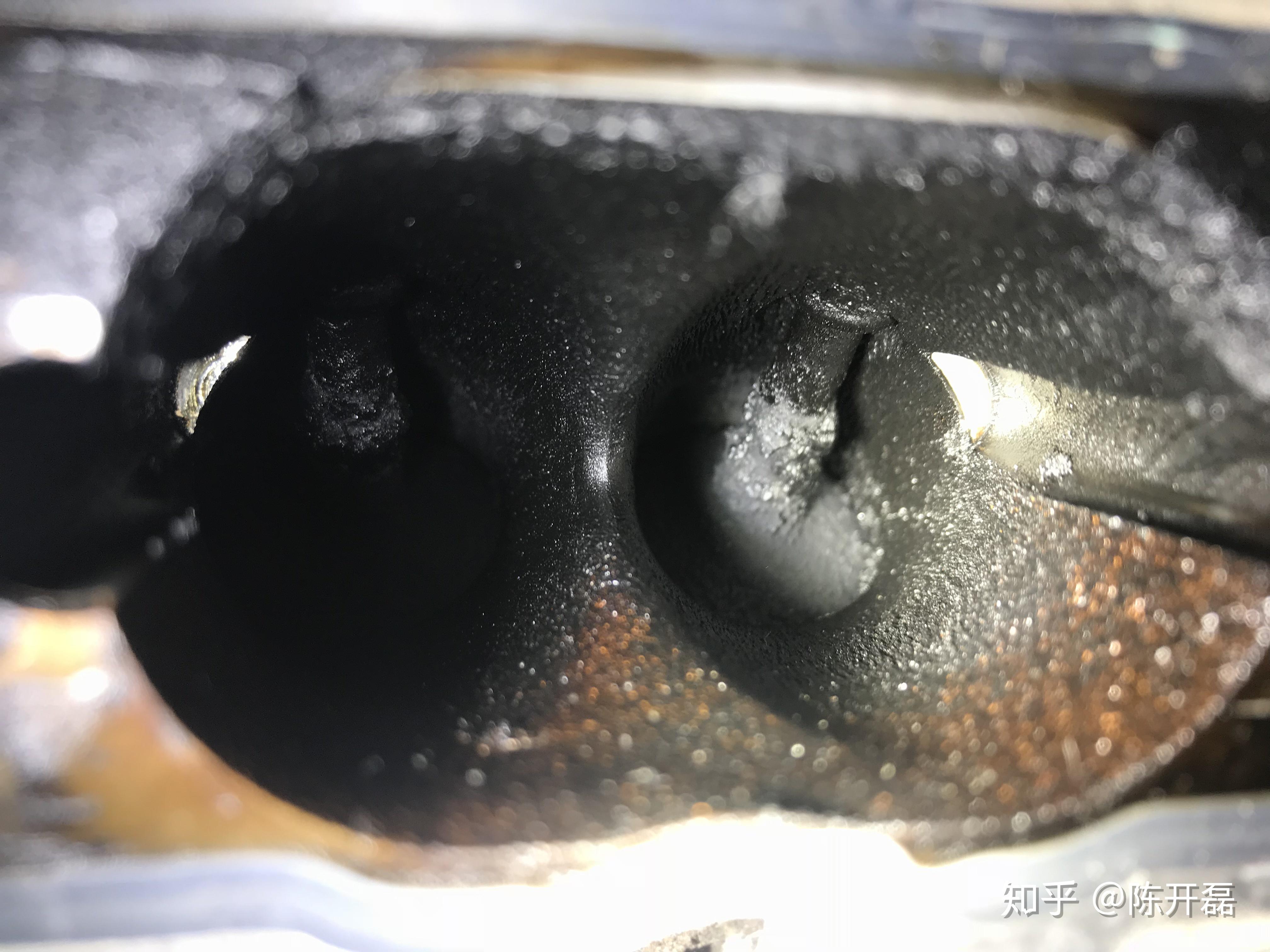 全是油泥 积碳 气门杆上积碳已经堆起来了▲进气翻板 积碳无孔不入