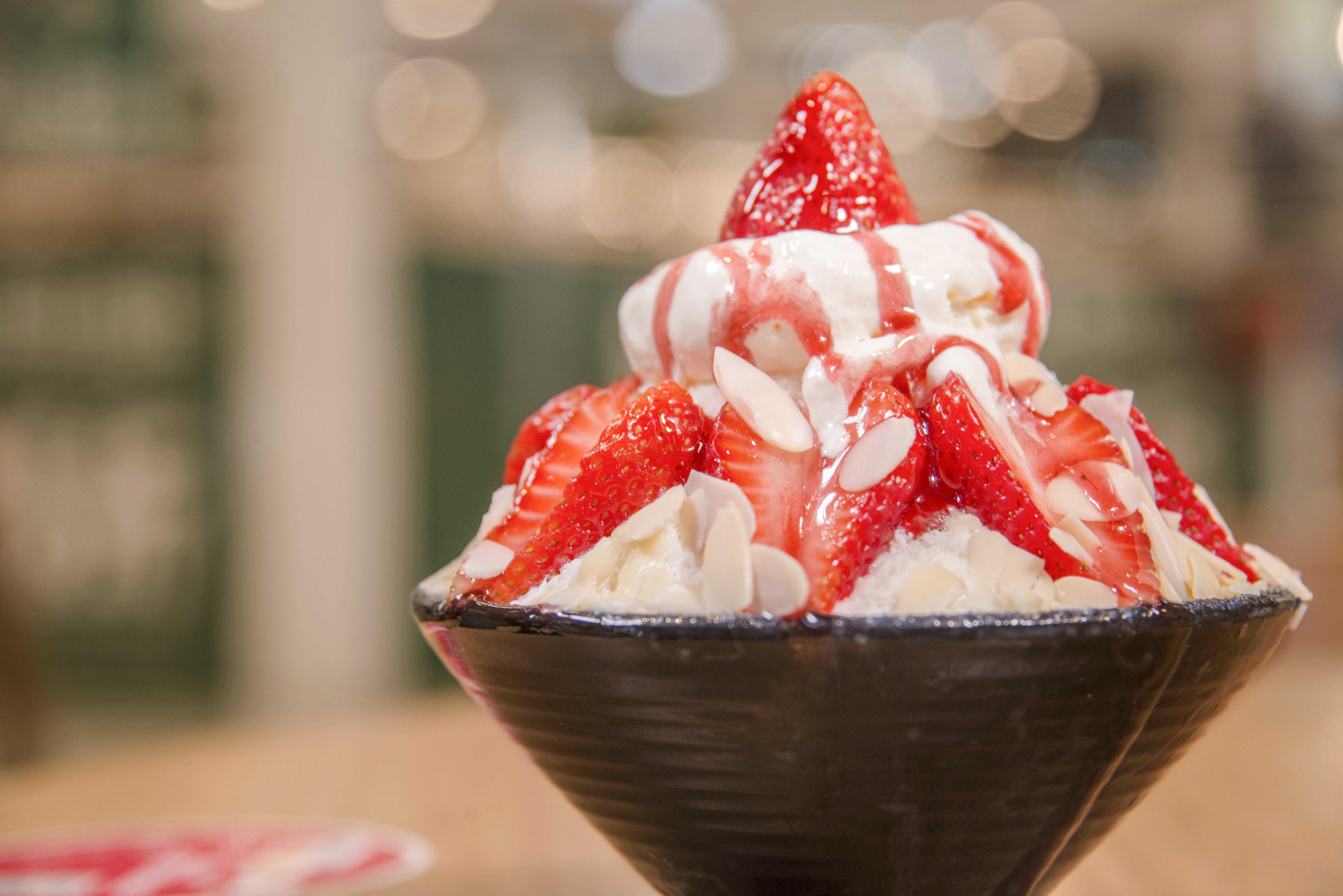 草莓甜中带着微酸,混上雪花冰的牛奶香,太符合小团这样的小孩胃口了.