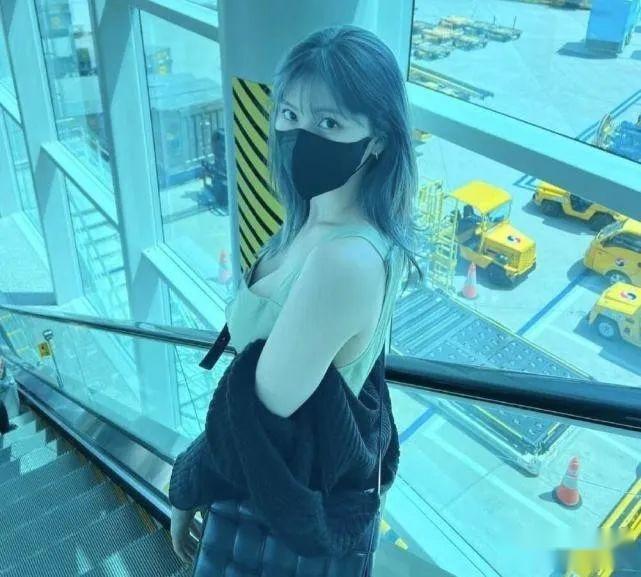 太欲了吧twicemomo晒机场私照大秀傲人身材