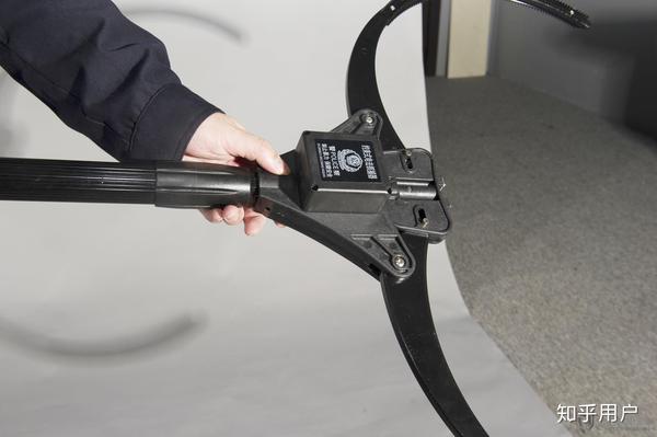 警用电击约束叉,见过平常保养的时侯测试,那个电击声10m外都听得到