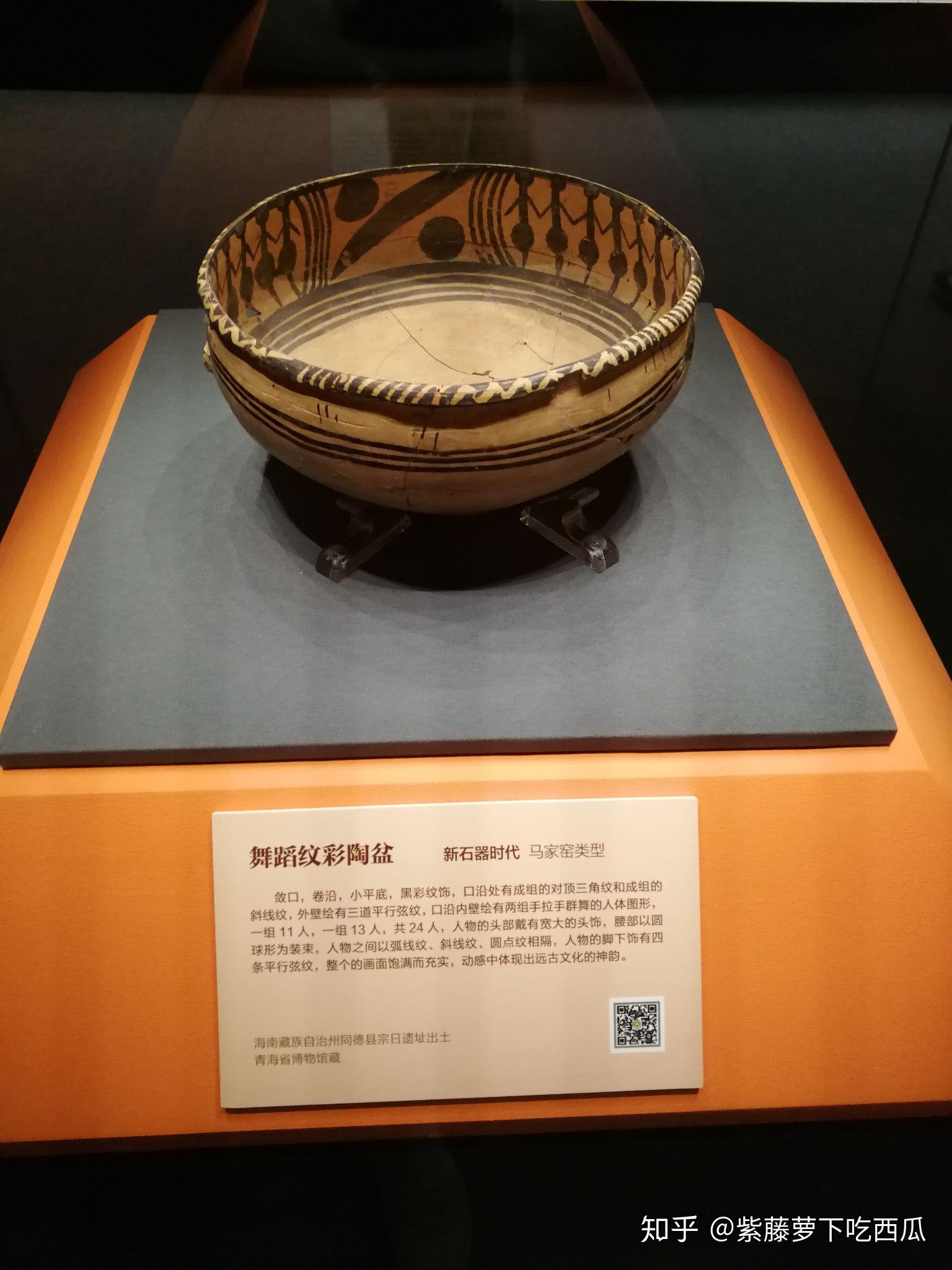 在这一时期,青海出土的最为知名的就是马家窑类型"舞蹈纹彩陶盆",它