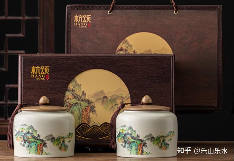 外包装山树空灵搭配水墨意境,精致瓷罐,实木礼盒,整体非常高档.