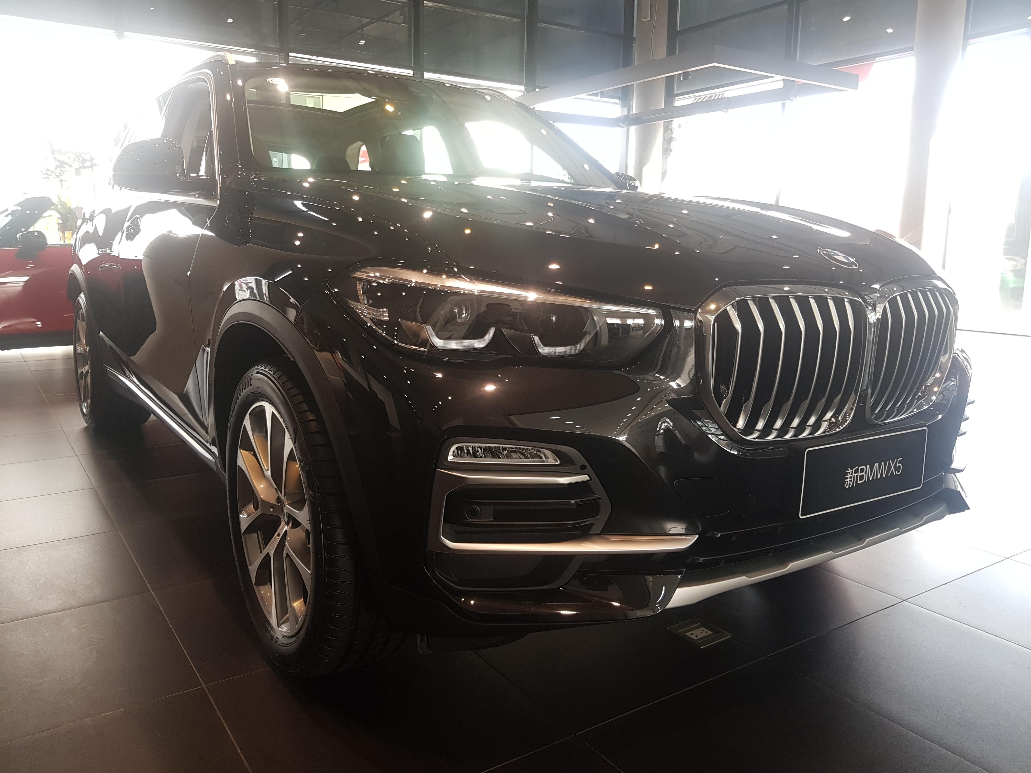 2021款宝马x5实车到店黑色涂装帅气轴距2975mm标配适时四驱