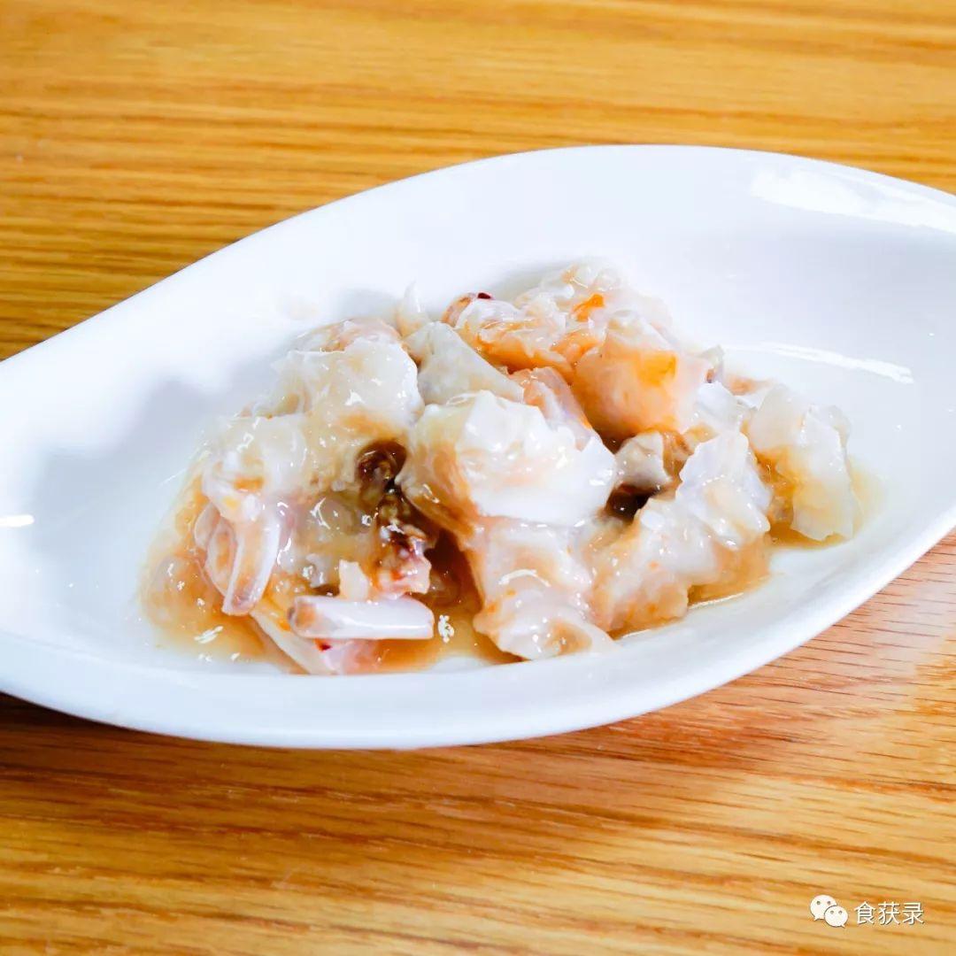 略带橙红色，是红膏蟹糊 腌过的生蟹肉，都是软软的胶冻状。一吸，一抿，