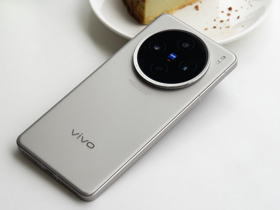 但在市场中热度和口碑都很高,因为这是一款高端直屏手机,而且原本vivo