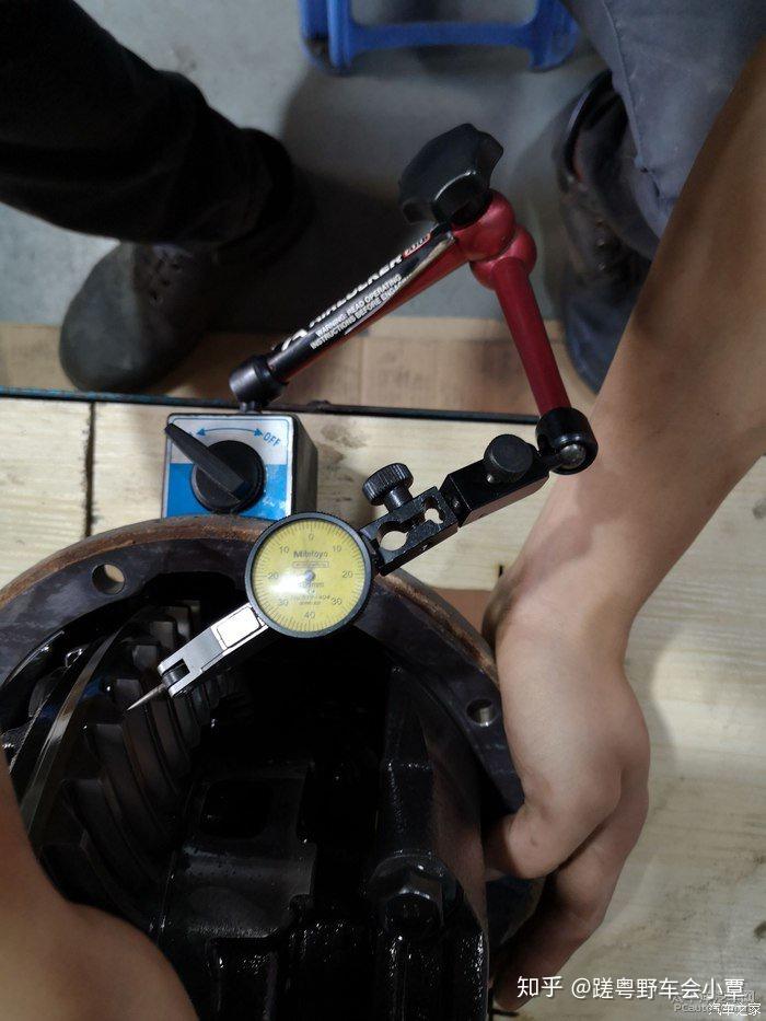 在拆差速器的时候需要先用百分表测量原车的齿轮间隙,到时候安装的