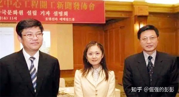 在权力的诱惑,财富的悬挂和家庭压力下,李滨逐渐偏离了忠诚与正义的