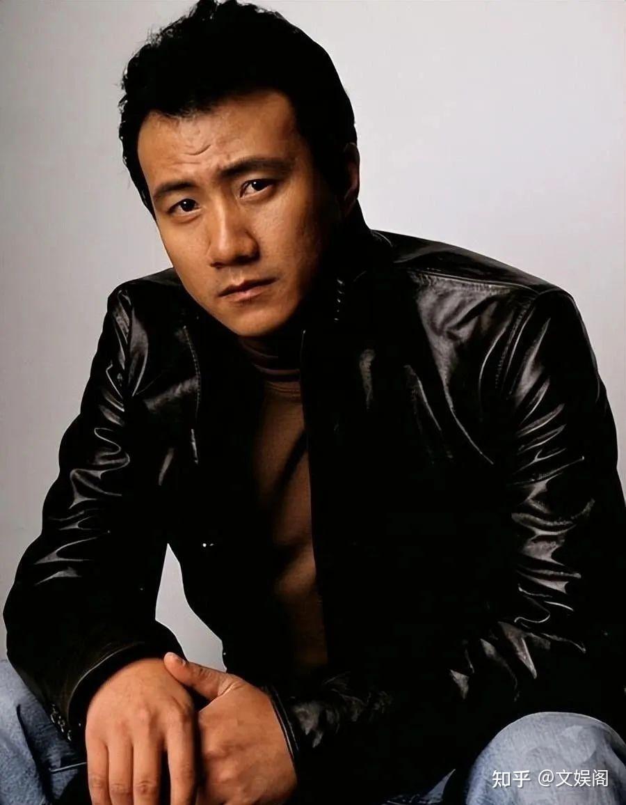从小角色到台柱子，全能型演员胡军，事业有成家庭幸福让人羡慕！ - 知乎