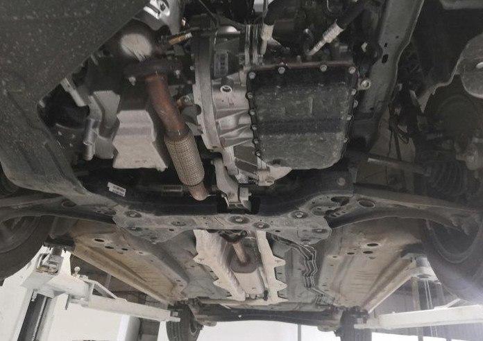 引擎与电路 我的荣威i5之前保养的时候,我特意看过底盘,荣威i5的底盘