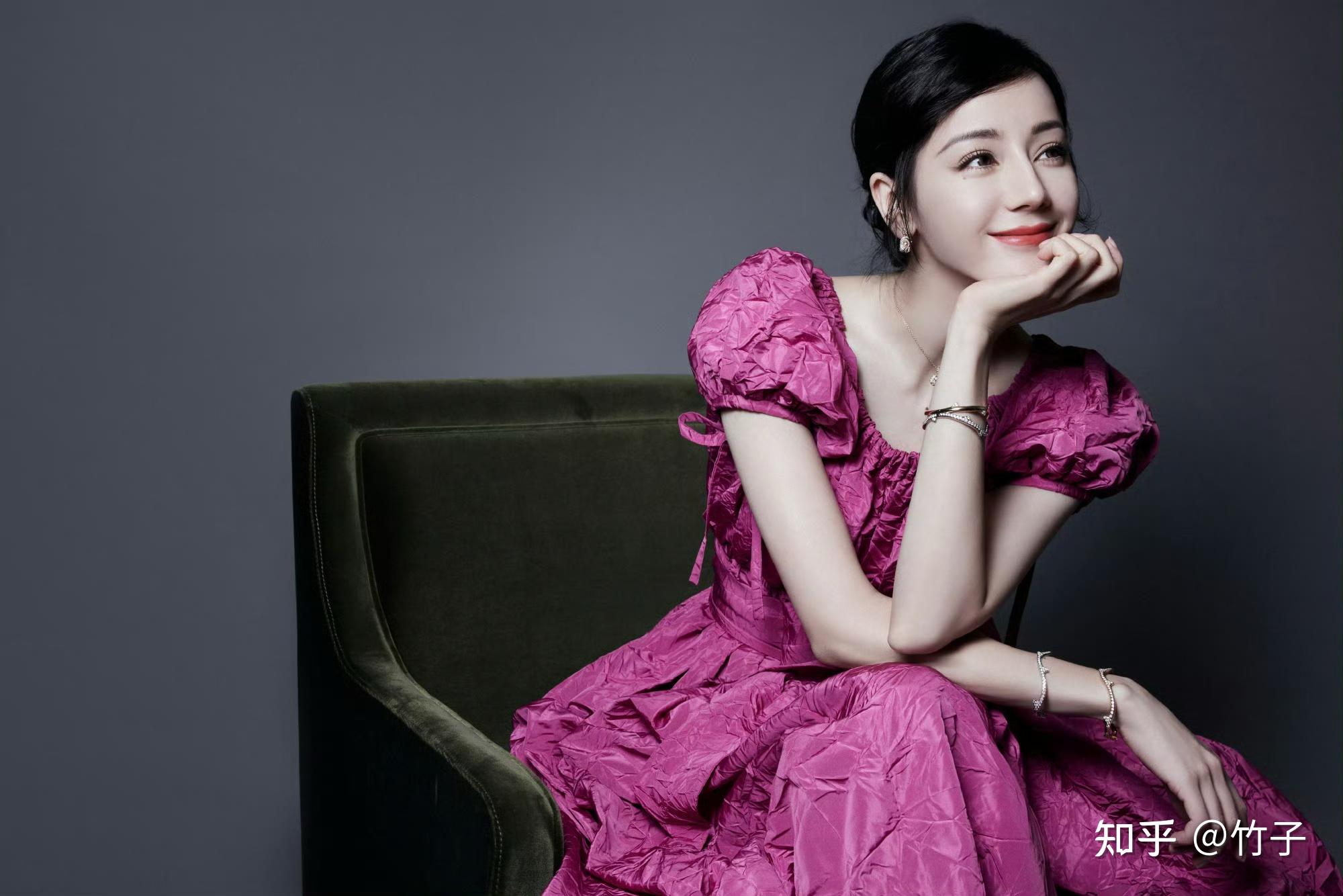 迪丽最新热巴火龙果色公主裙美照分享, 举手回眸间都暗藏着美啊!