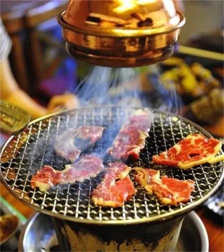 吃遍大连丨一桌一个泥炉,燃着炭火有着原始的味道,今天就放飞自己吃肉吧~ - 知乎