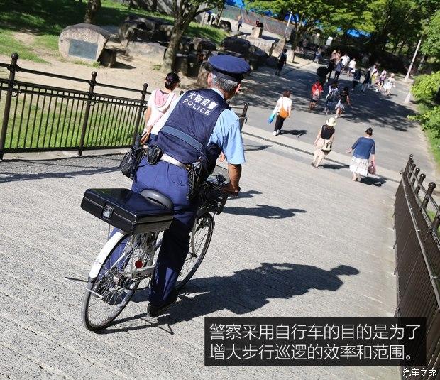 你经常能看到身着防弹衣,腰挎手枪和各种装备的警察骑着单薄的自行车