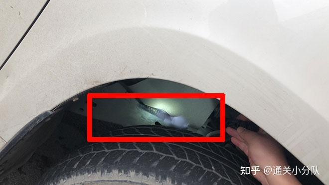 通常在一些顯眼的位置,比如:前擋風玻璃左下角,車門鉸鏈柱或門鎖柱上