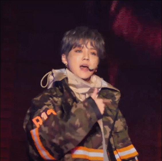 如何评价鹿晗二巡演唱会的舞美设计和鹿晗唱功