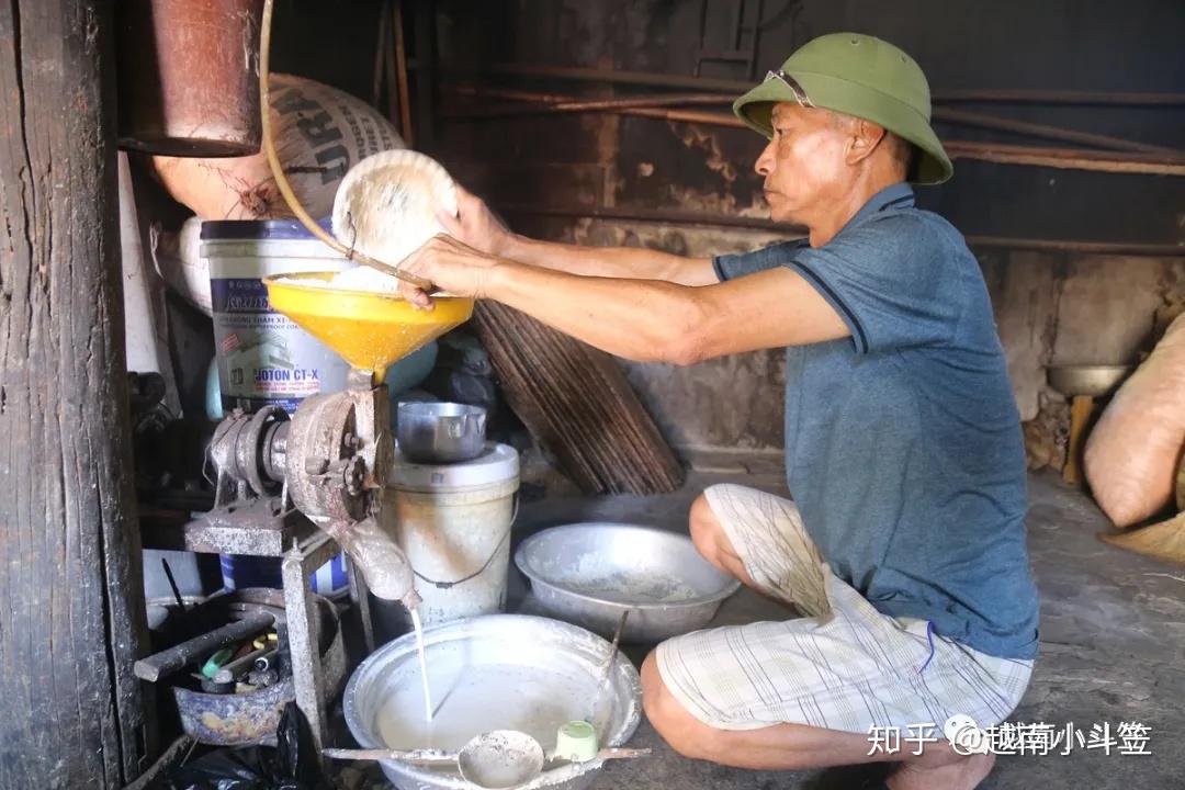 上午7点,57岁的mai thi bau女士生火开始制作米皮quang thanh公社制作