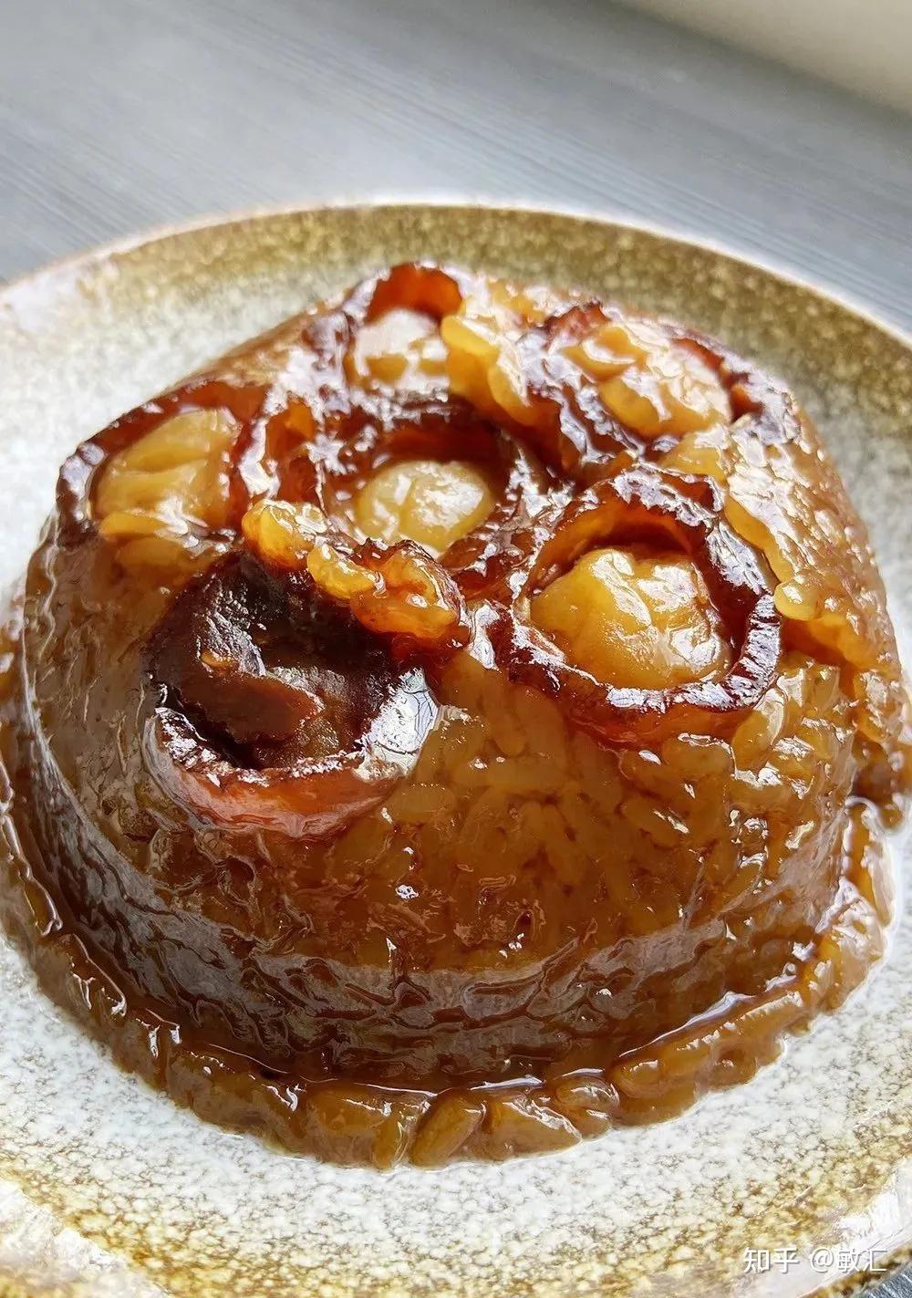 在四川"三蒸九扣"中,龙眼扣肉是其中一"扣",是一道传统甜菜,也叫莲蓬