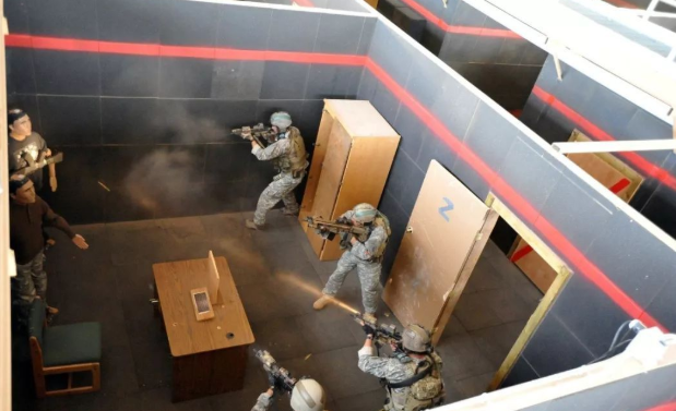 室内近距离战斗,是反恐题材文艺作品中普遍存在的,应用于室内狭小环境