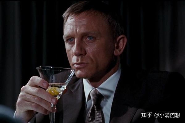今天我们来聊鸡尾酒之王:马天尼 martini 相信有看过007电影的人都会