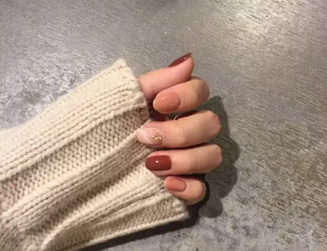 这里可能是最全的新年美甲集合了-新年美甲图片2021简单大方红色衣服