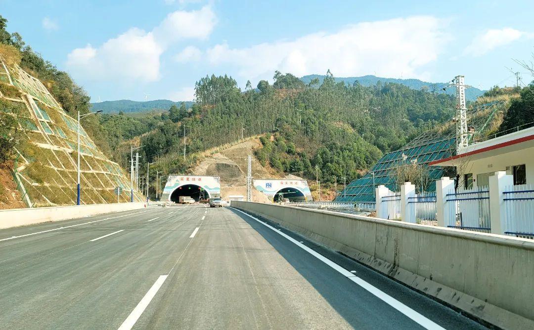 深度连通彩云之南中铁十二局参建的大南高速公路全线通车运营