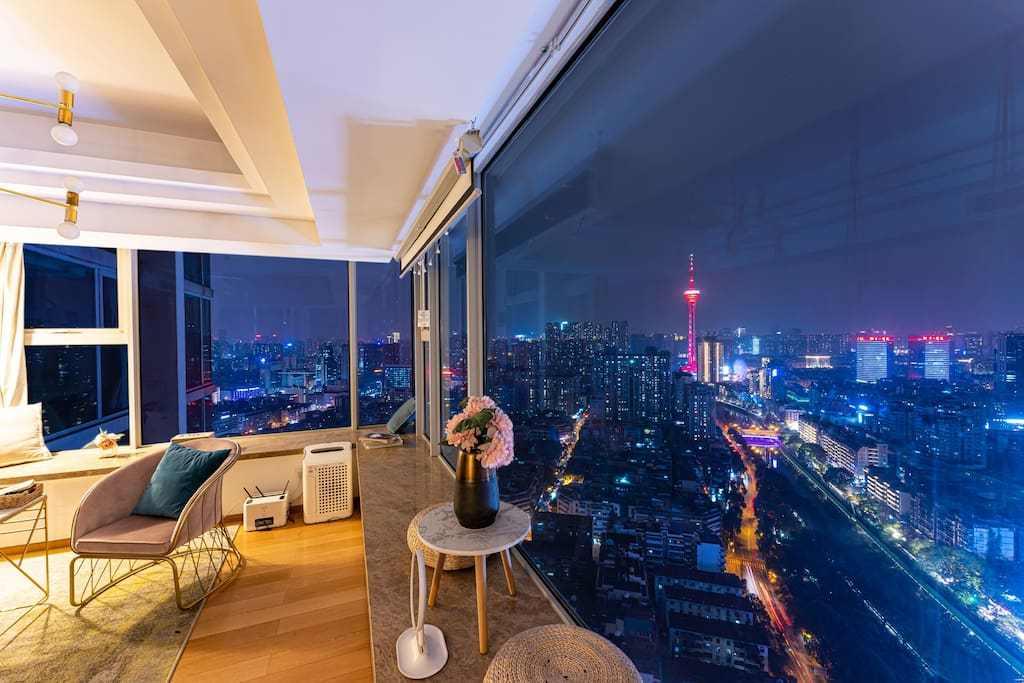 找一家可以看成都夜景的民宿住一晚?
