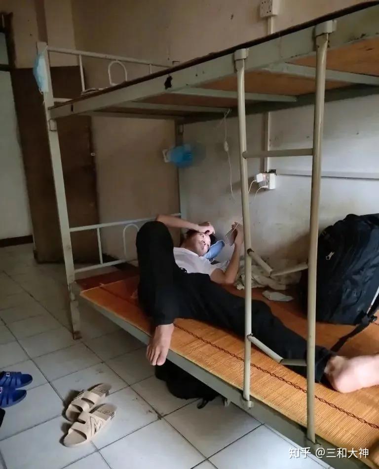 我艰难地爬上铺位,才发觉臭味不仅来自屎尿横流的卫生间床单也很久没